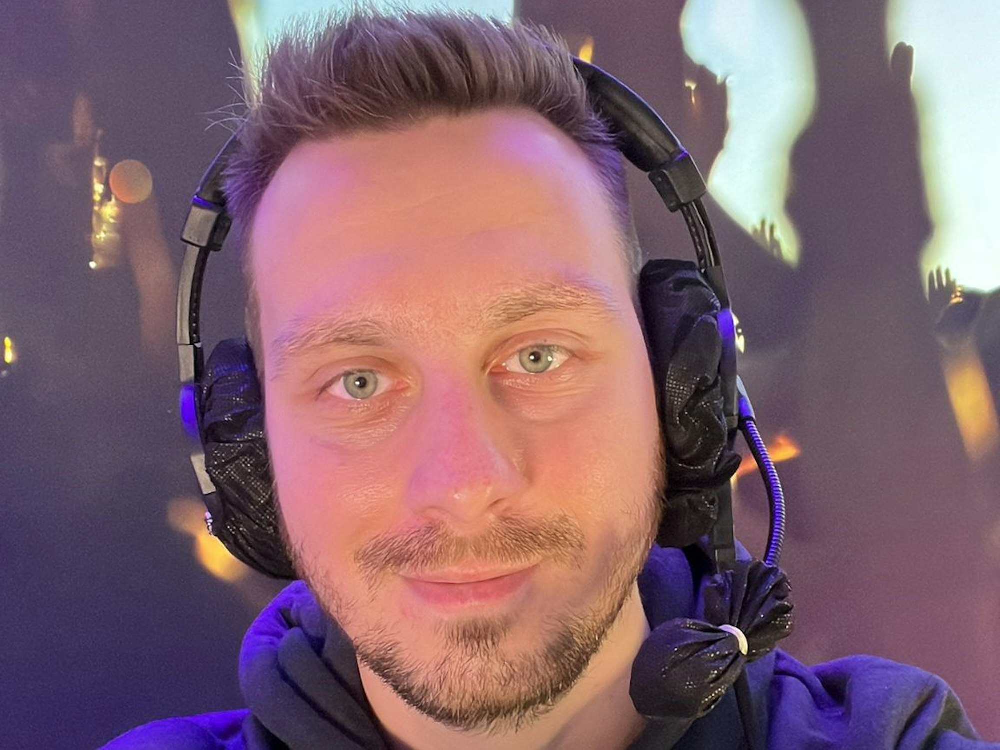 Florian Hempel mit Kopfhörern in der Sprecherkabine als Darts-Kommentator bei Sport1.