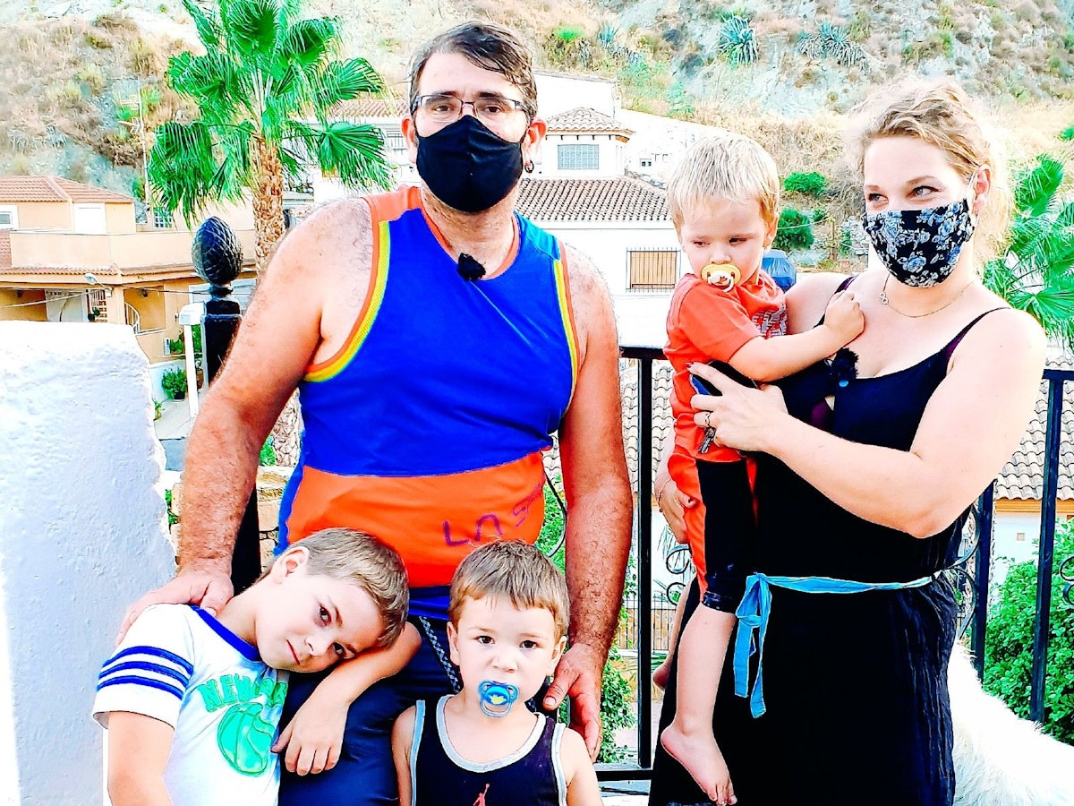 Das „Goodbye Deutschland“-Paar Antonio und Marina Pinilla auf einem undatierten Foto mit ihren drei gemeinsamen Kindern in Spanien.