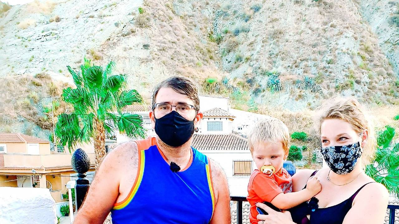 Das „Goodbye Deutschland“-Paar Antonio und Marina Pinilla auf einem undatierten Foto mit ihren drei gemeinsamen Kindern in Spanien.