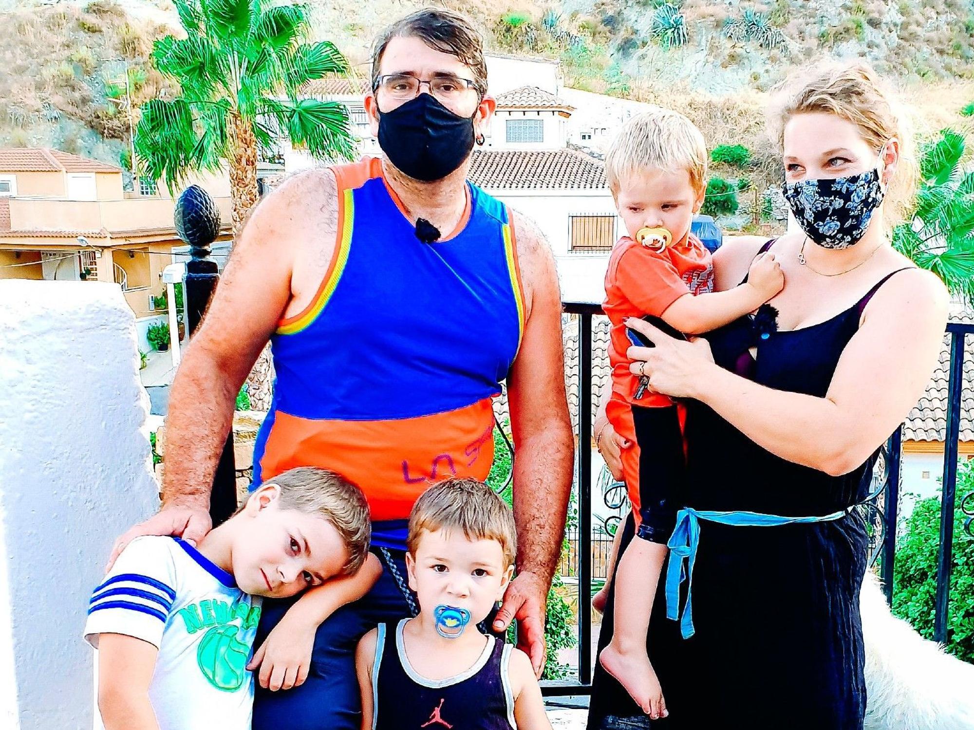 Das „Goodbye Deutschland“-Paar Antonio und Marina Pinilla auf einem undatierten Foto mit ihren drei gemeinsamen Kindern in Spanien.