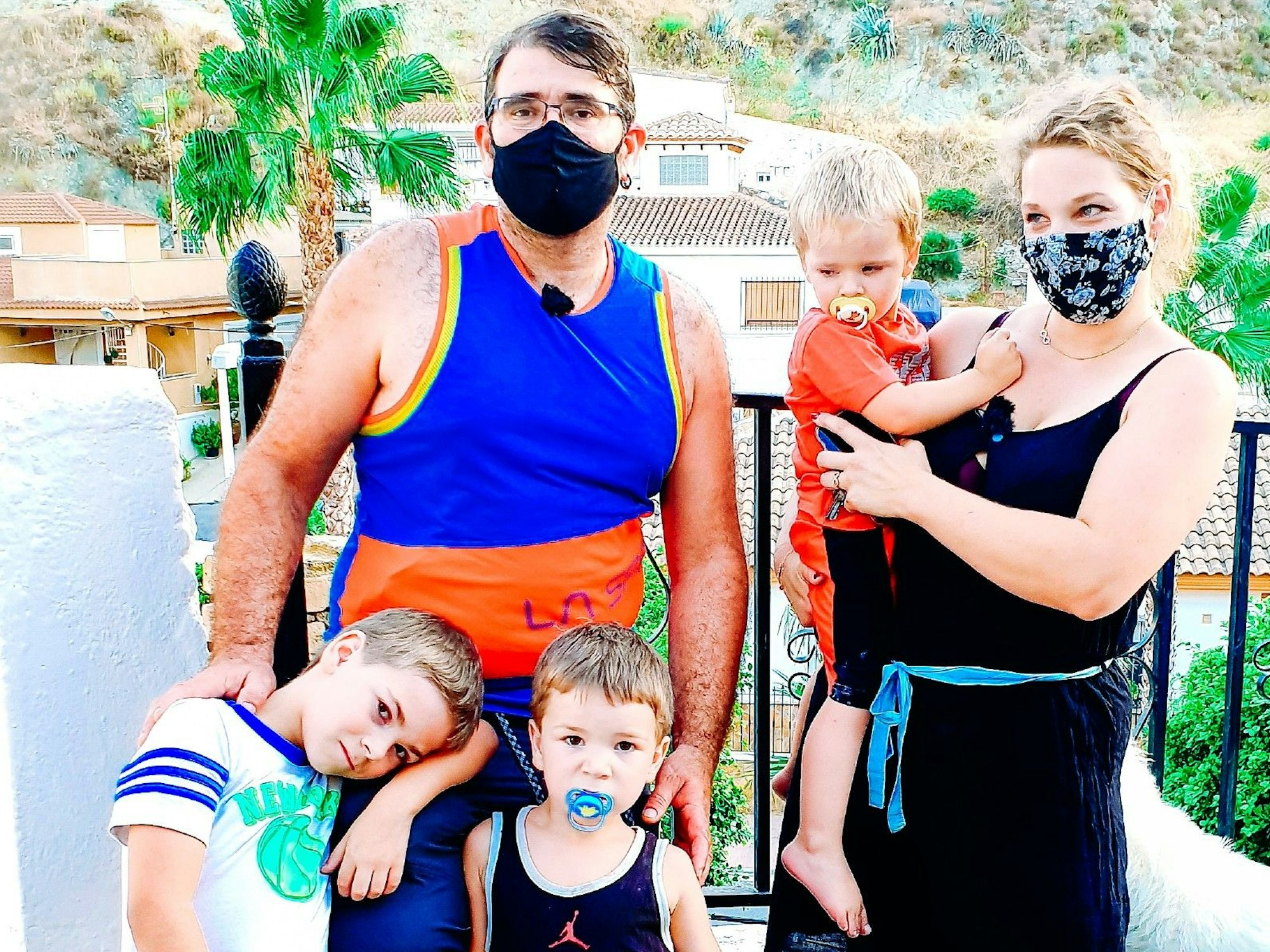 Das „Goodbye Deutschland“-Paar Antonio und Marina Pinilla auf einem undatierten Foto mit ihren drei gemeinsamen Kindern in Spanien.