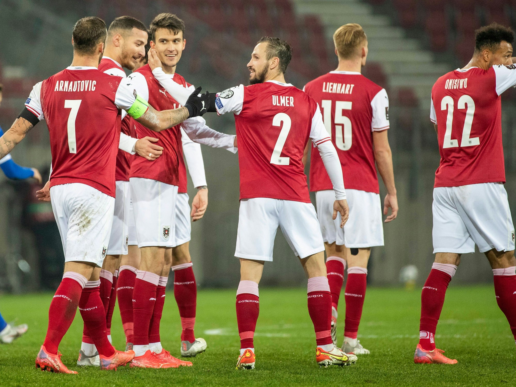 Dejan Ljubicic wird von seinen österreichischen Teamkollegen nach seinem Debüttreffer im Nationaldress geherzt.