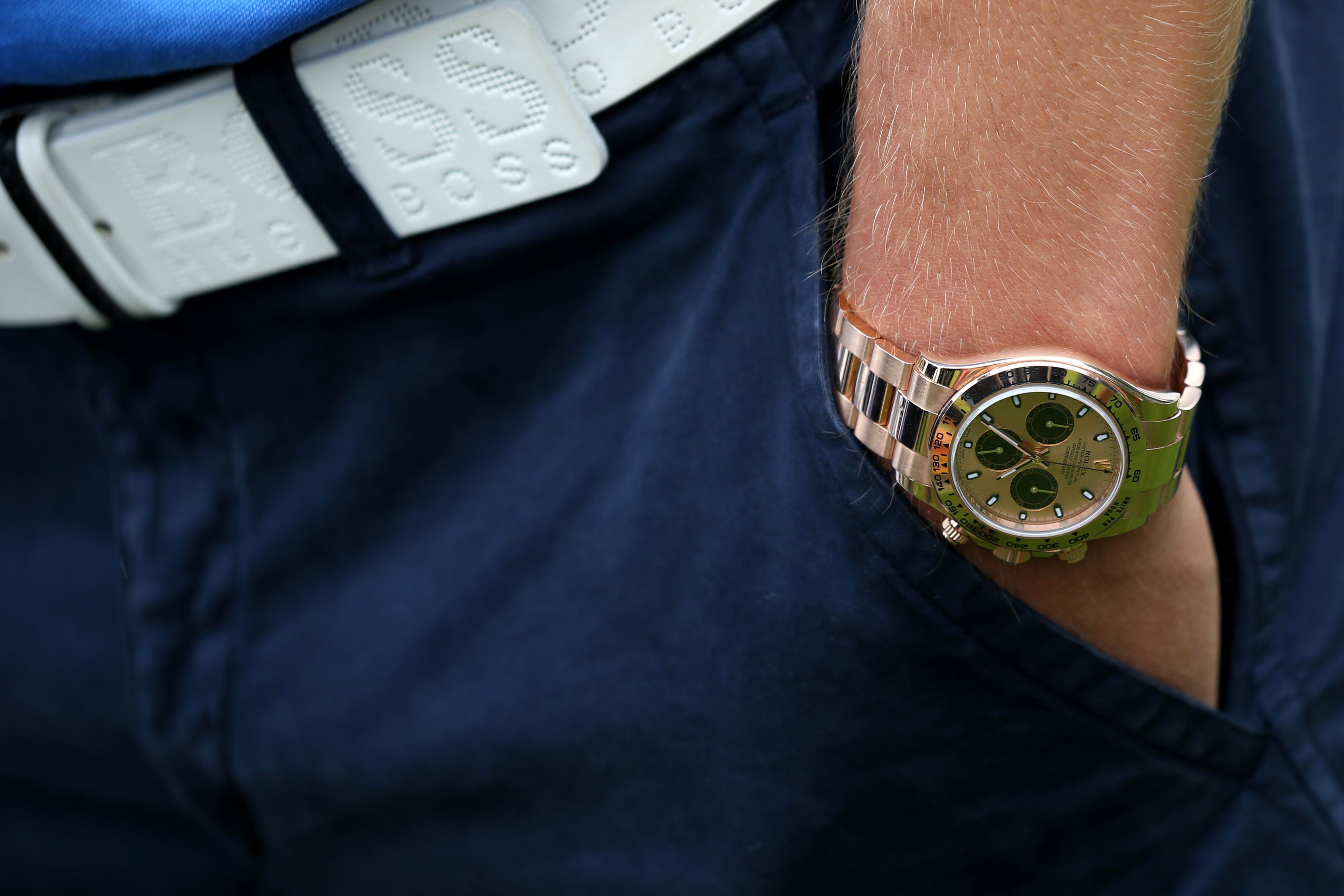 Ein Mann trägt eine Rolex-Uhr.