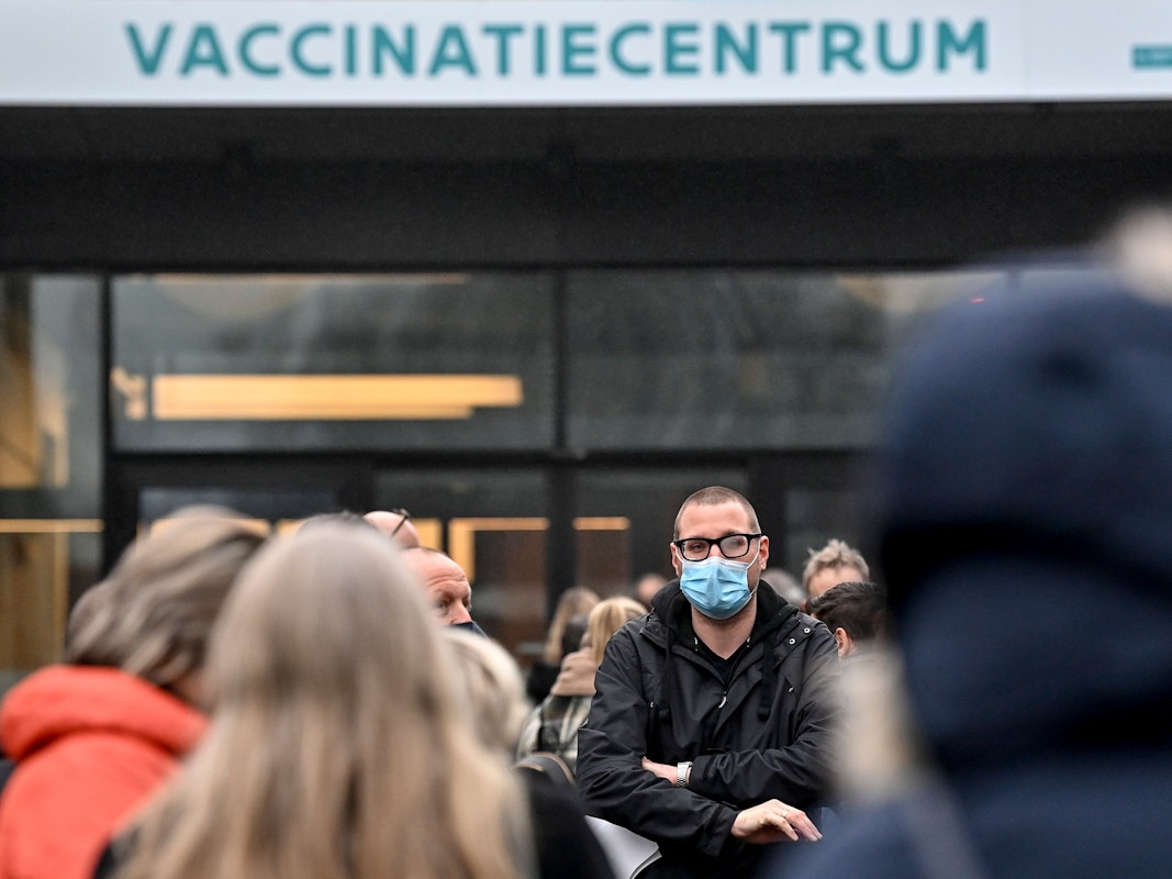 Auf dem Foto (aufgenommen am 1. Februar 2021) sieht man Menschen in Belgien vor einem Impfzentrum stehen.