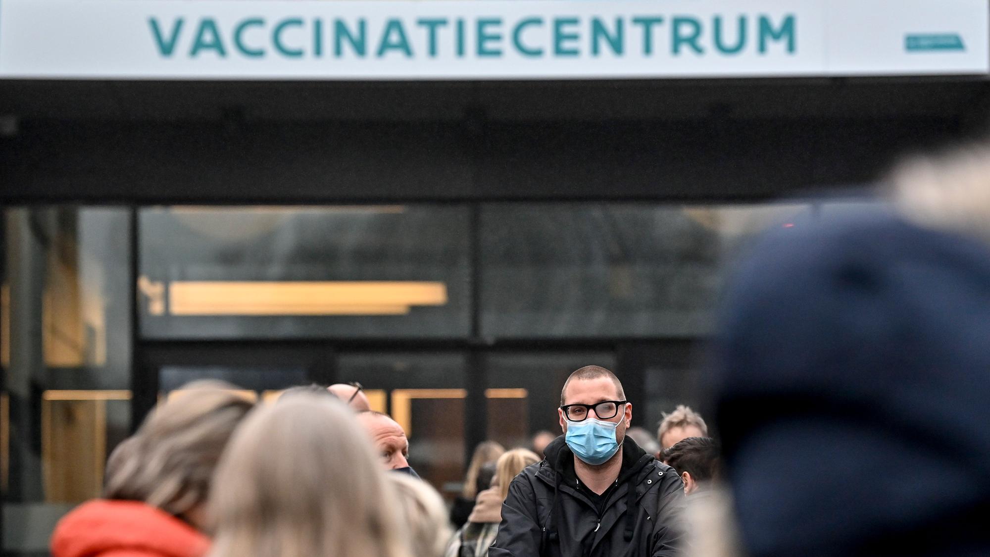 Auf dem Foto (aufgenommen am 1. Februar 2021) sieht man Menschen in Belgien vor einem Impfzentrum stehen.