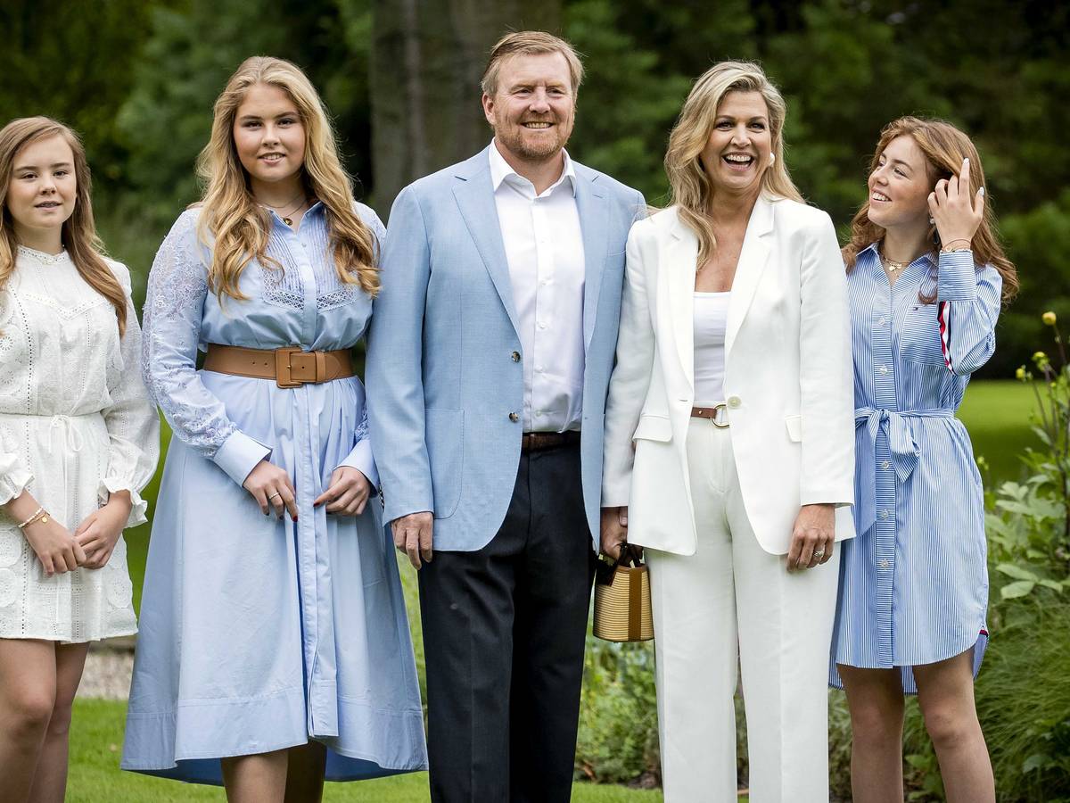 König Willem-Alexander der Niederlande (M), seine Frau Königin Maxima (2.v.r) sowie die gemeinsamen Töchter Prinzessin Ariane (l), Prinzessin Catharina-Amalia (2.v.l) und Prinzessin Alexia (r) auf einem Foto vom 17. Juli 2020.