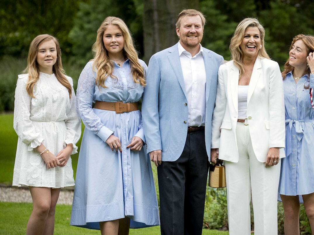 König Willem-Alexander der Niederlande (M), seine Frau Königin Maxima (2.v.r) sowie die gemeinsamen Töchter Prinzessin Ariane (l), Prinzessin Catharina-Amalia (2.v.l) und Prinzessin Alexia (r) auf einem Foto vom 17. Juli 2020.