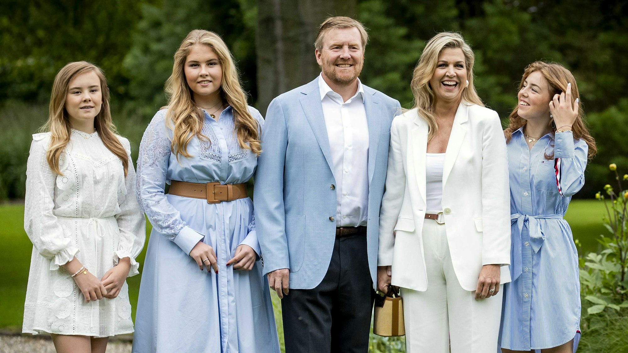 König Willem-Alexander der Niederlande (M), seine Frau Königin Maxima (2.v.r) sowie die gemeinsamen Töchter Prinzessin Ariane (l), Prinzessin Catharina-Amalia (2.v.l) und Prinzessin Alexia (r) auf einem Foto vom 17. Juli 2020.
