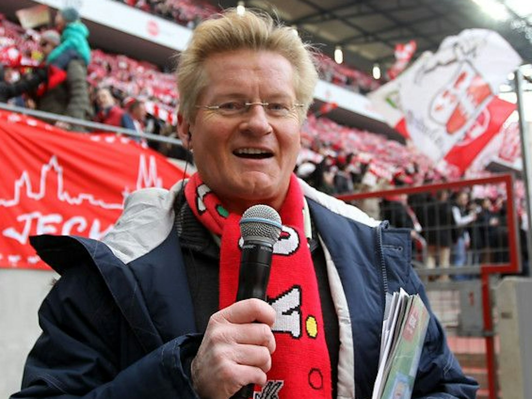 Michael Trippel am Mikro im Stadion.