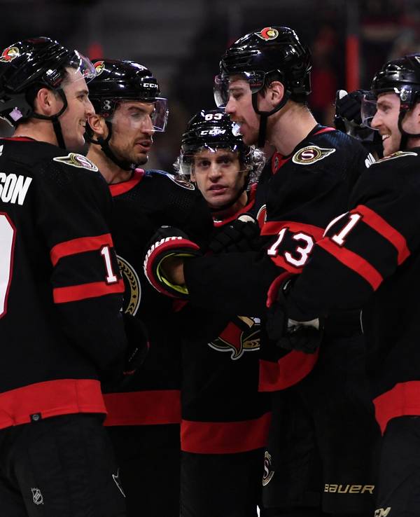 Die Spieler der Ottawa Senators stehen eng gedrängt auf dem Eis.