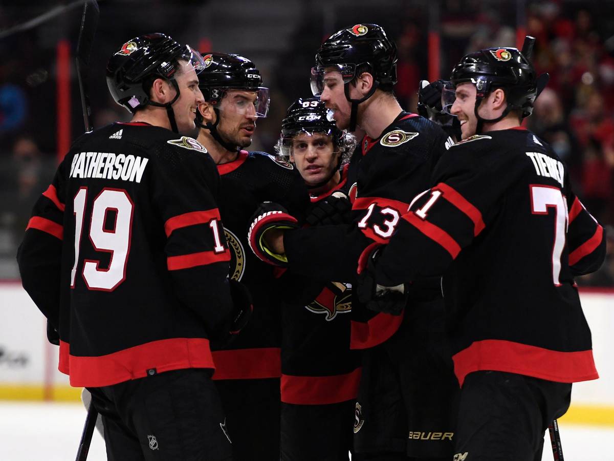 Die Spieler der Ottawa Senators stehen eng gedrängt auf dem Eis.