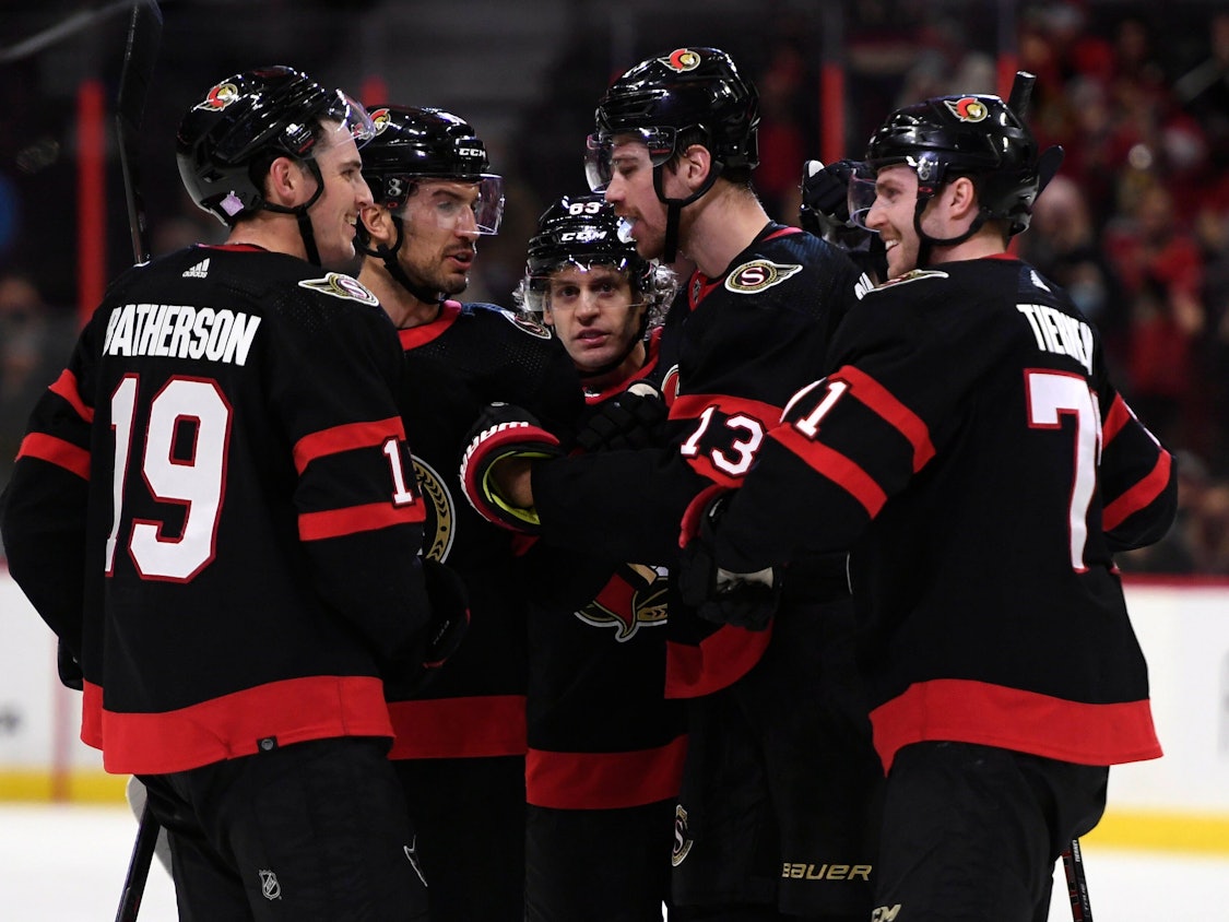 Die Spieler der Ottawa Senators stehen eng gedrängt auf dem Eis.