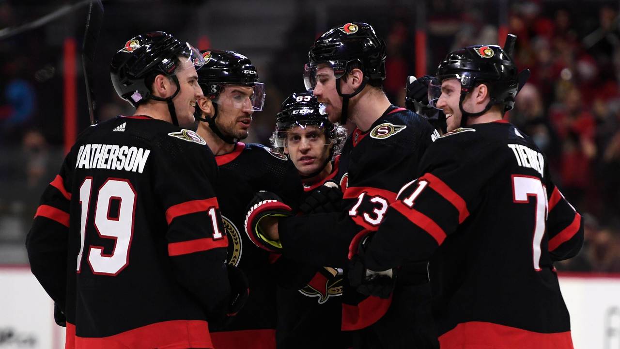 Die Spieler der Ottawa Senators stehen eng gedrängt auf dem Eis.