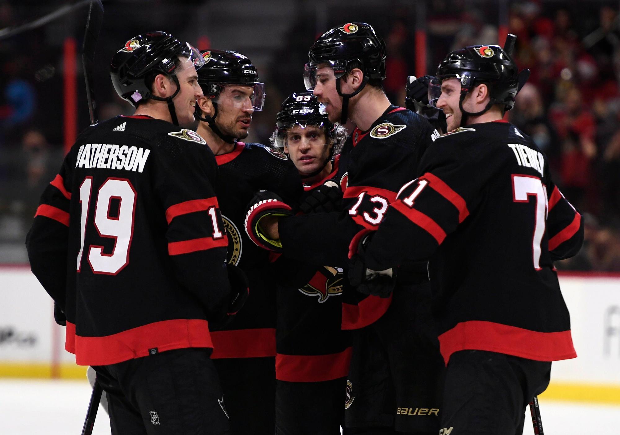 Die Spieler der Ottawa Senators stehen eng gedrängt auf dem Eis.