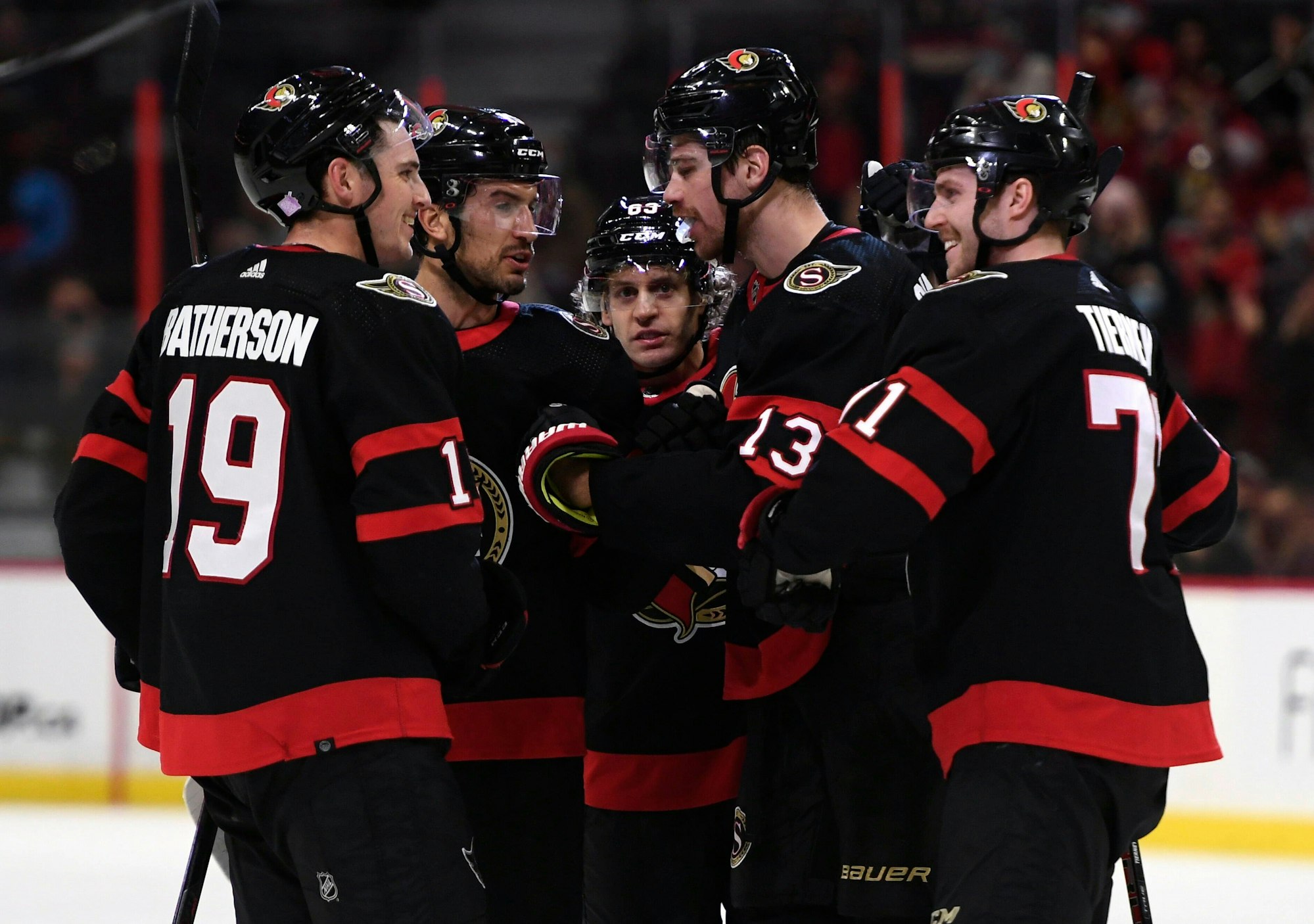 Die Spieler der Ottawa Senators stehen eng gedrängt auf dem Eis.