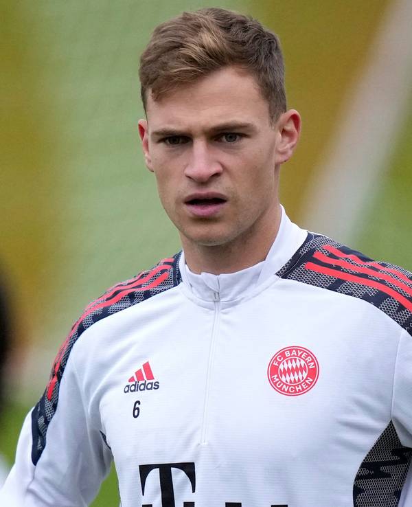 Joshua Kimmich blickt über den Trainingsplatz des FC Bayern München