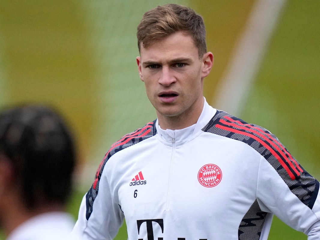 Joshua Kimmich blickt über den Trainingsplatz des FC Bayern München