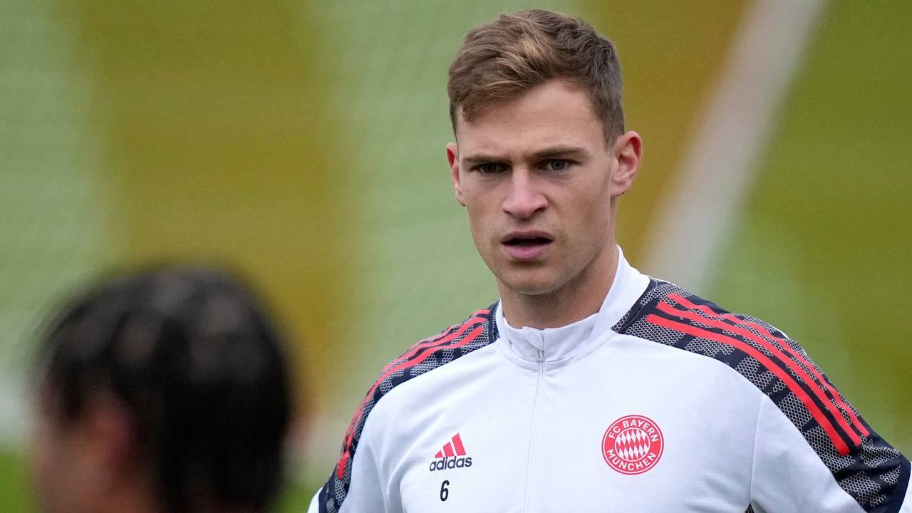 Joshua Kimmich blickt über den Trainingsplatz des FC Bayern München