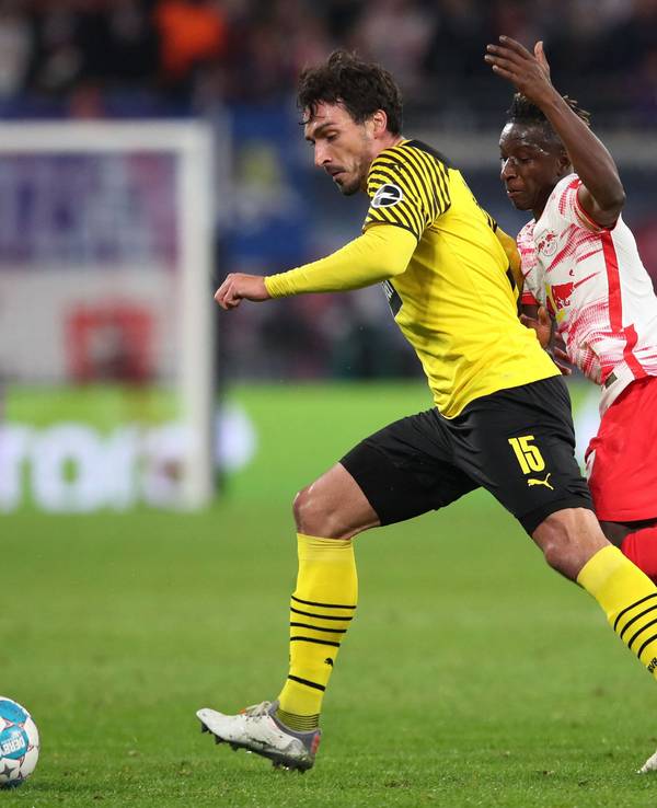 Mats Hummels im Zweikampf gegen Leipzigs Amadou Haidara.