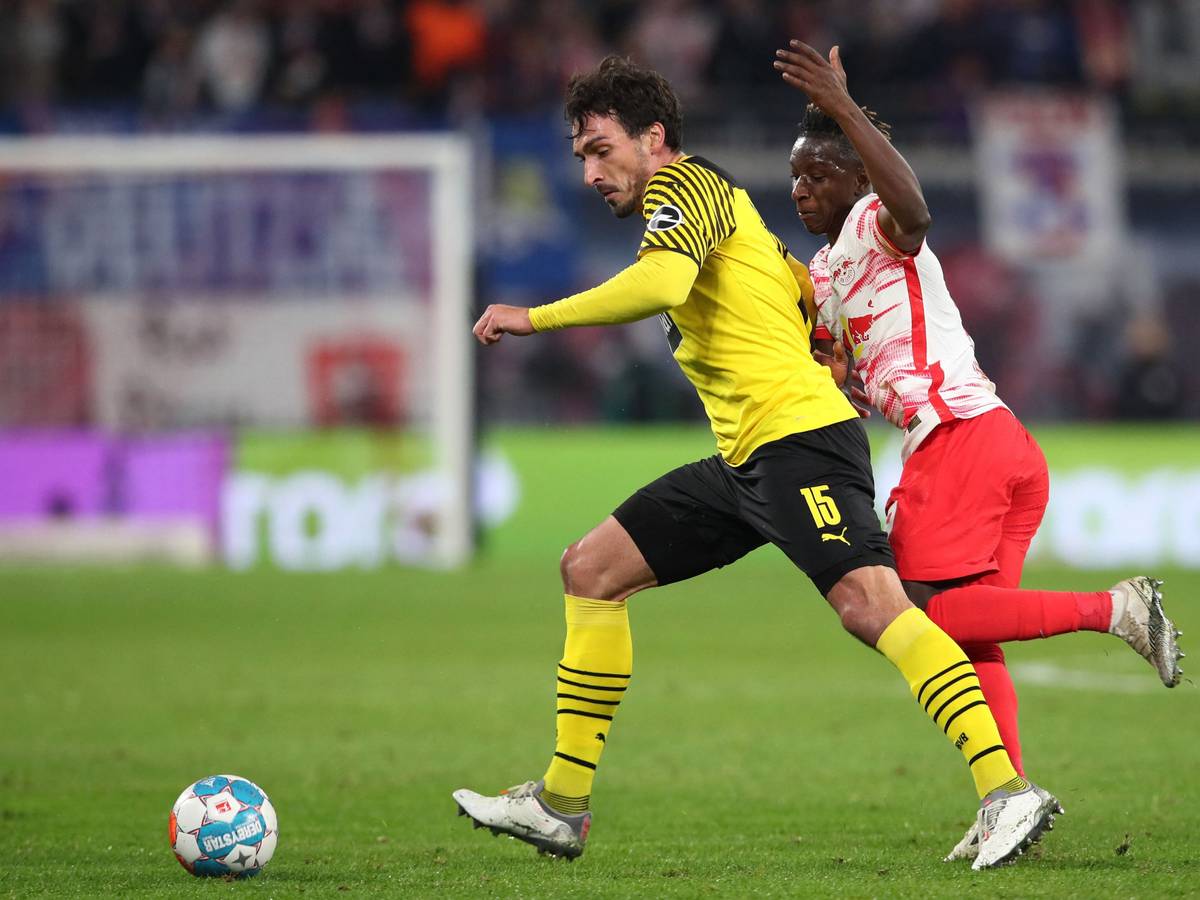 Mats Hummels im Zweikampf gegen Leipzigs Amadou Haidara.