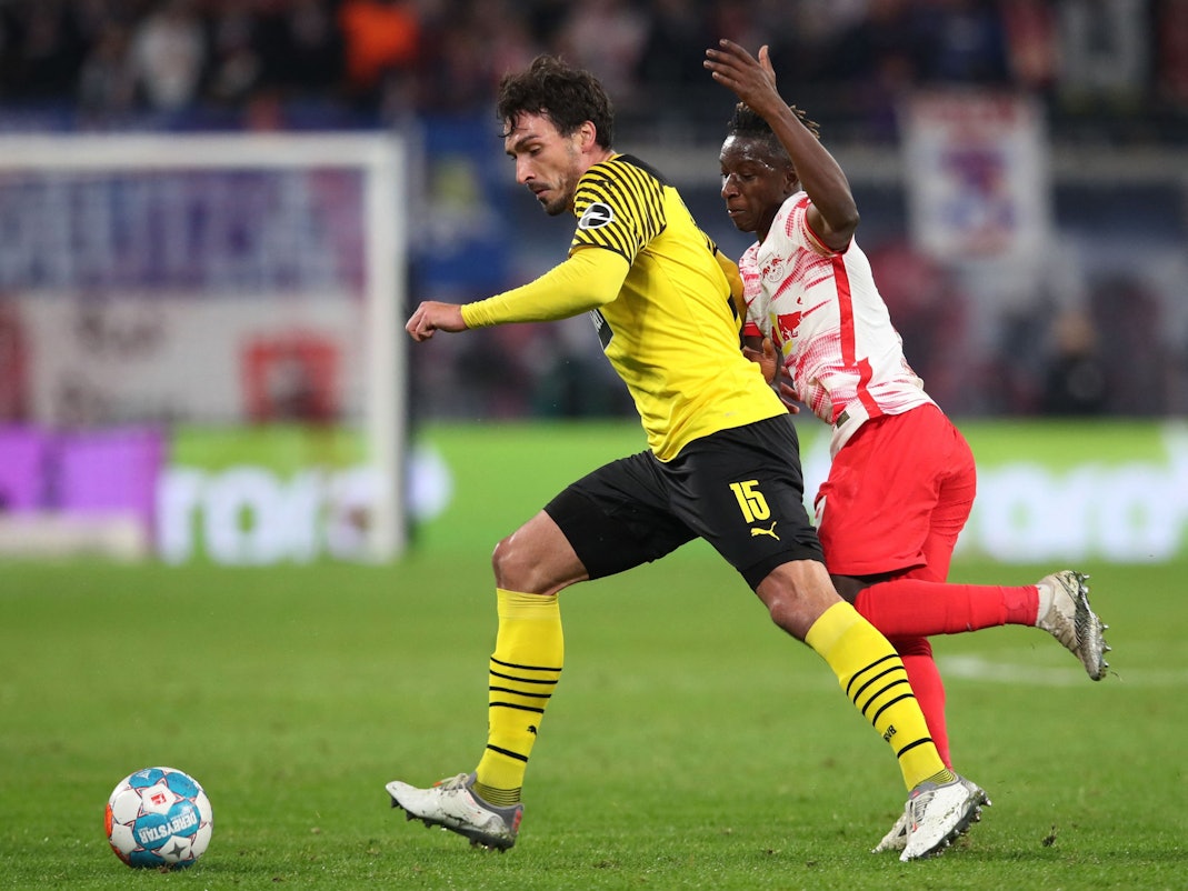 Mats Hummels im Zweikampf gegen Leipzigs Amadou Haidara.