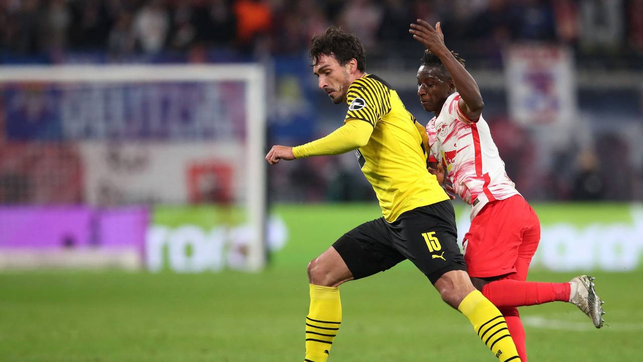 Mats Hummels im Zweikampf gegen Leipzigs Amadou Haidara.