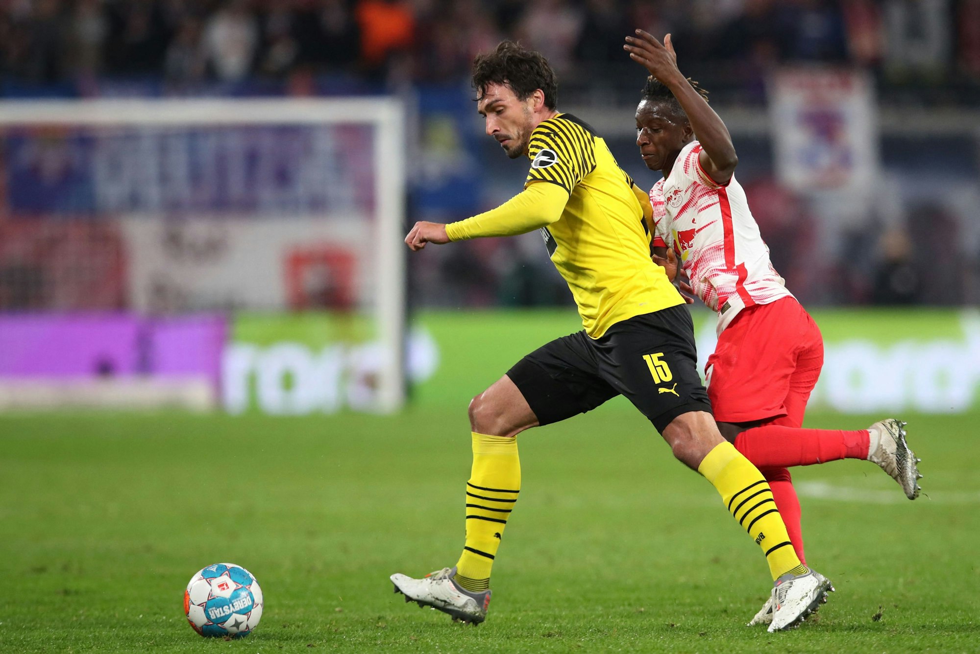 Mats Hummels im Zweikampf gegen Leipzigs Amadou Haidara.