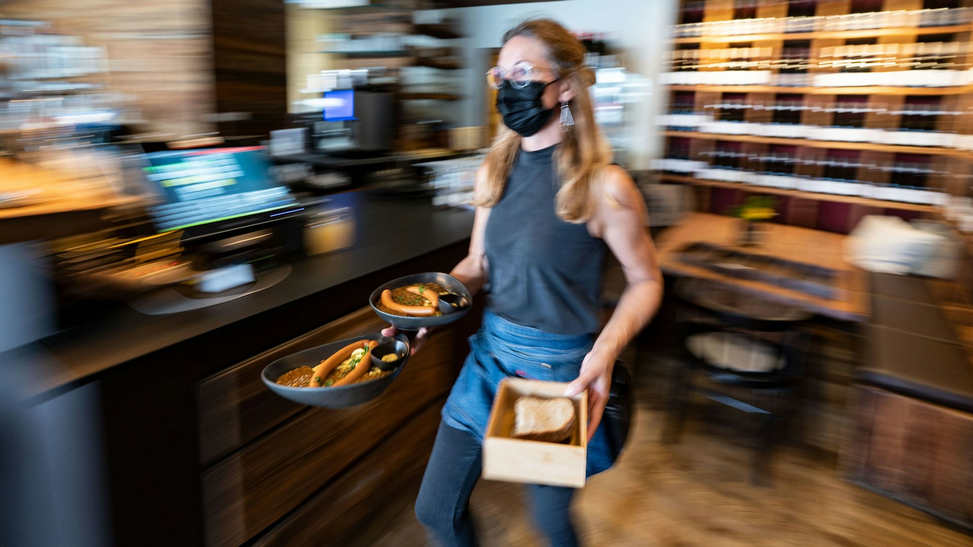 Ein Wirt aus Nürnberg hat die 1G-Regel für eine Restaurant eingeführt und wird dafür bedroht und beschimpft. Unser Symbolbild zeigt eine Kellnerin Mitte August in einem Stuttgarter Restaurant.