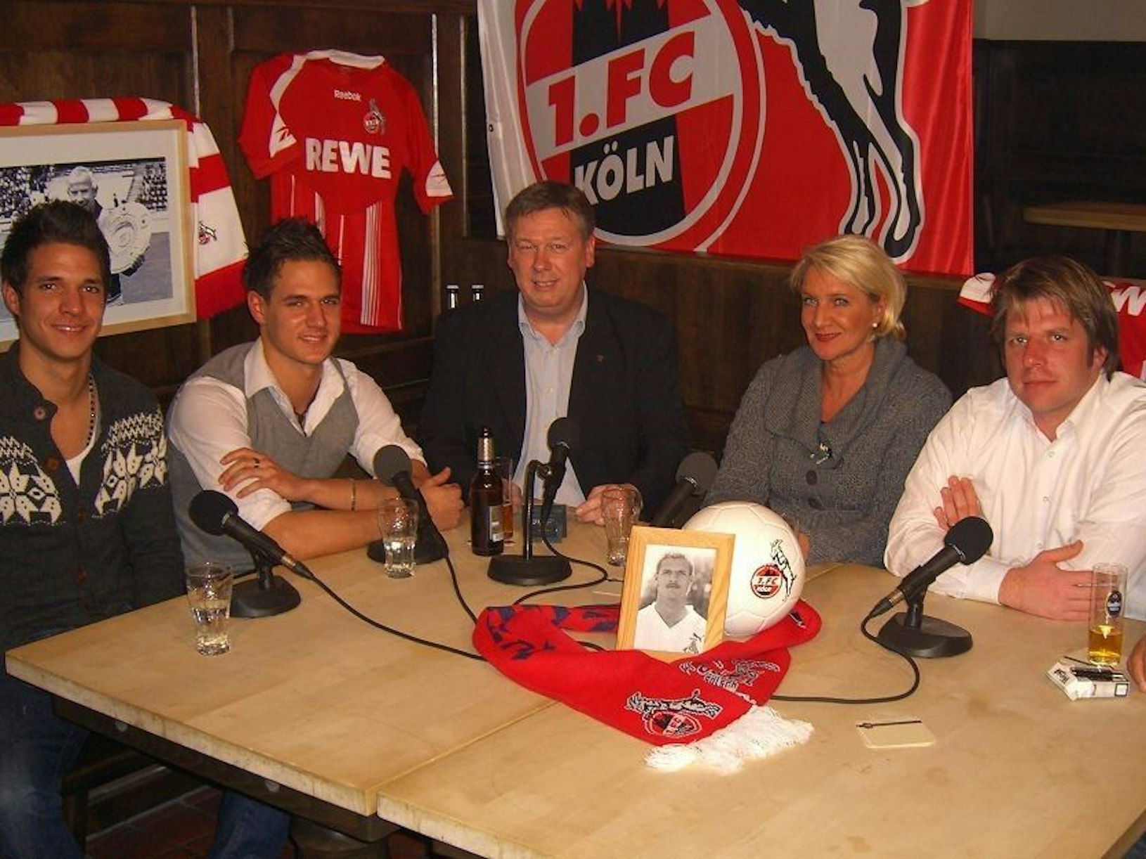 Beim FC-Stammtisch von links Zico und Danny Banach, Moderator Ralf Friedrichs, Claudia Weigl-Banach und EXPRESS-Redakteur Alexander Haubrichs