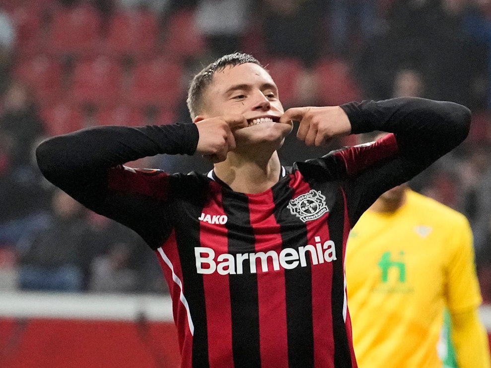 Florian Wirtz steckt sich beim Torjubel die Zeigefinger in die Mundwinkel