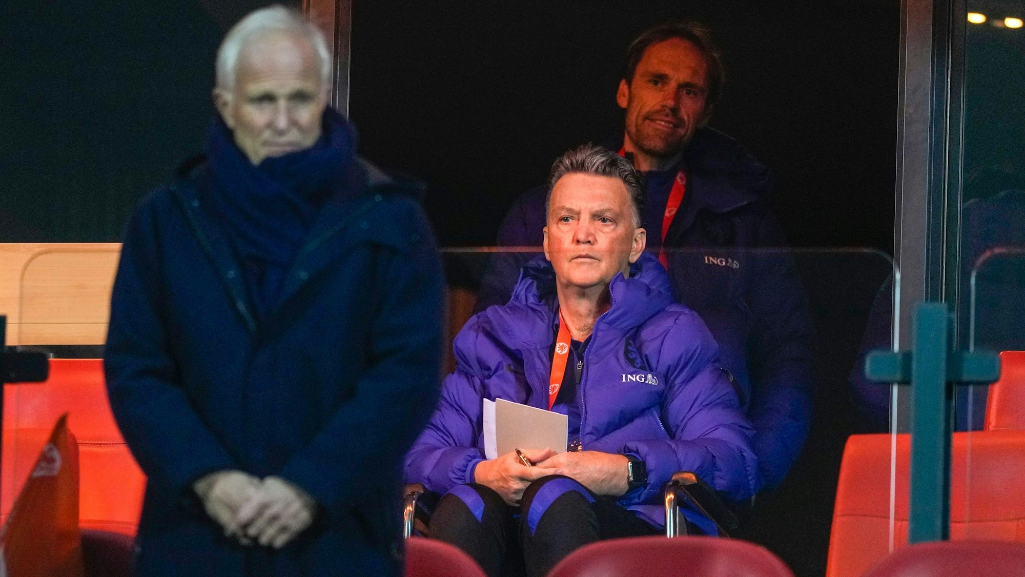 Louis van Gaal verfolgt das WM-Quali-Spiel der Niederlande gegen Norwegen nach seinem Fahrrad-Sturz von der Tribüne aus.