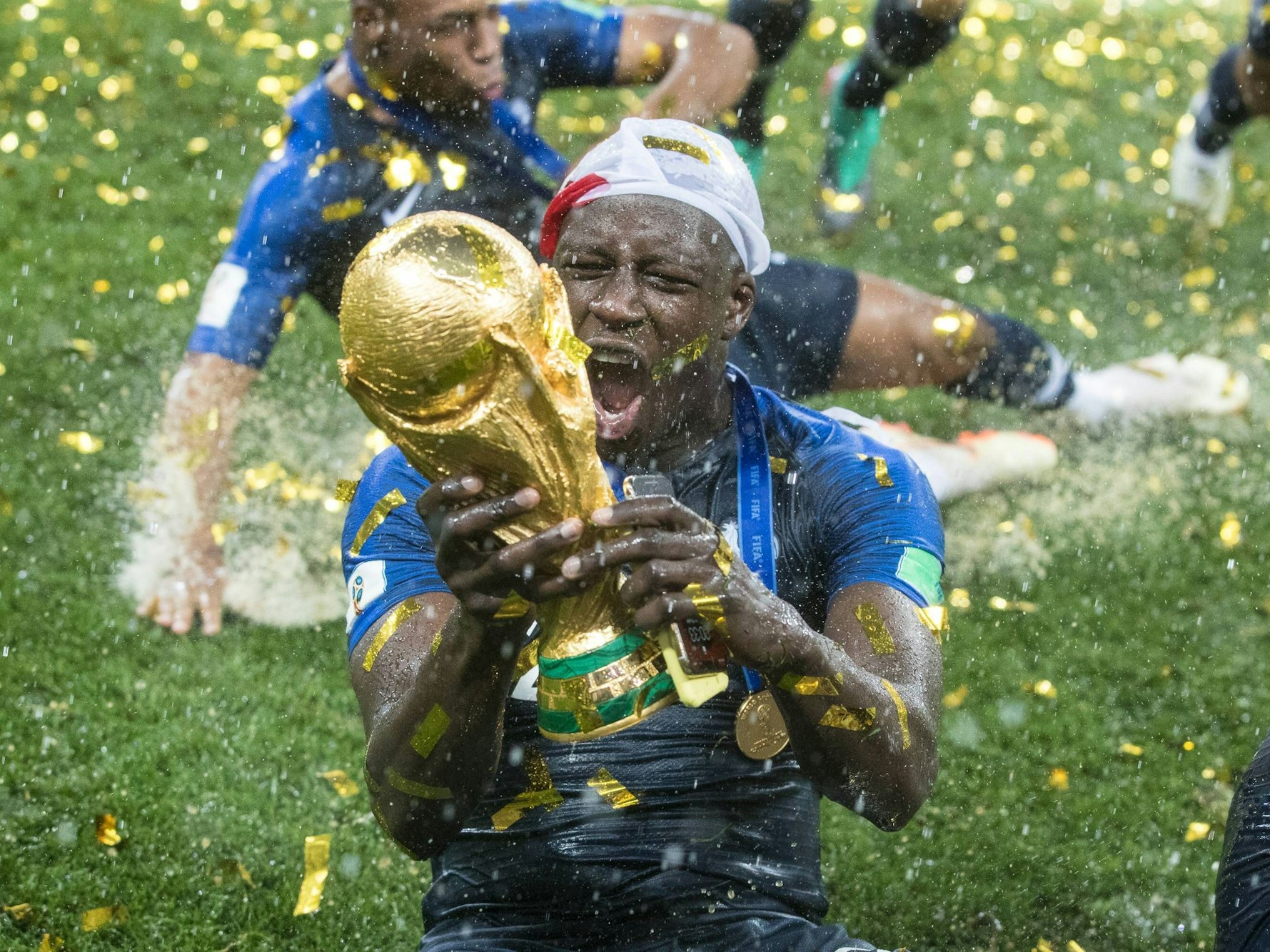 Benjamin hält den WM-Pokal in den Händen und schreit vor Glück.