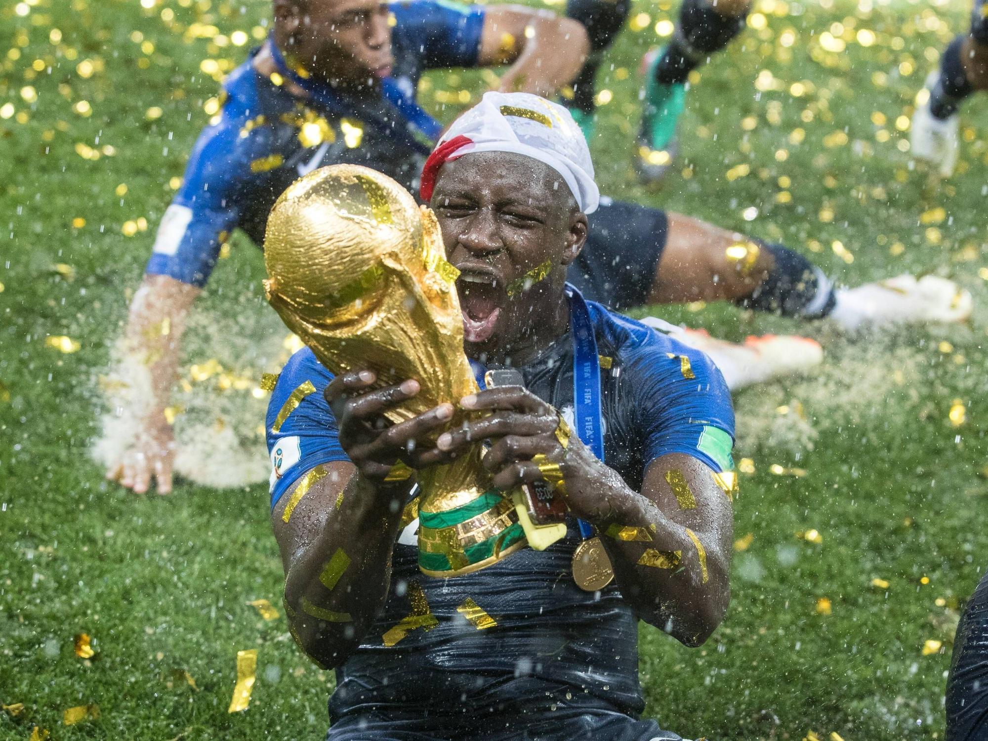 Benjamin hält den WM-Pokal in den Händen und schreit vor Glück.