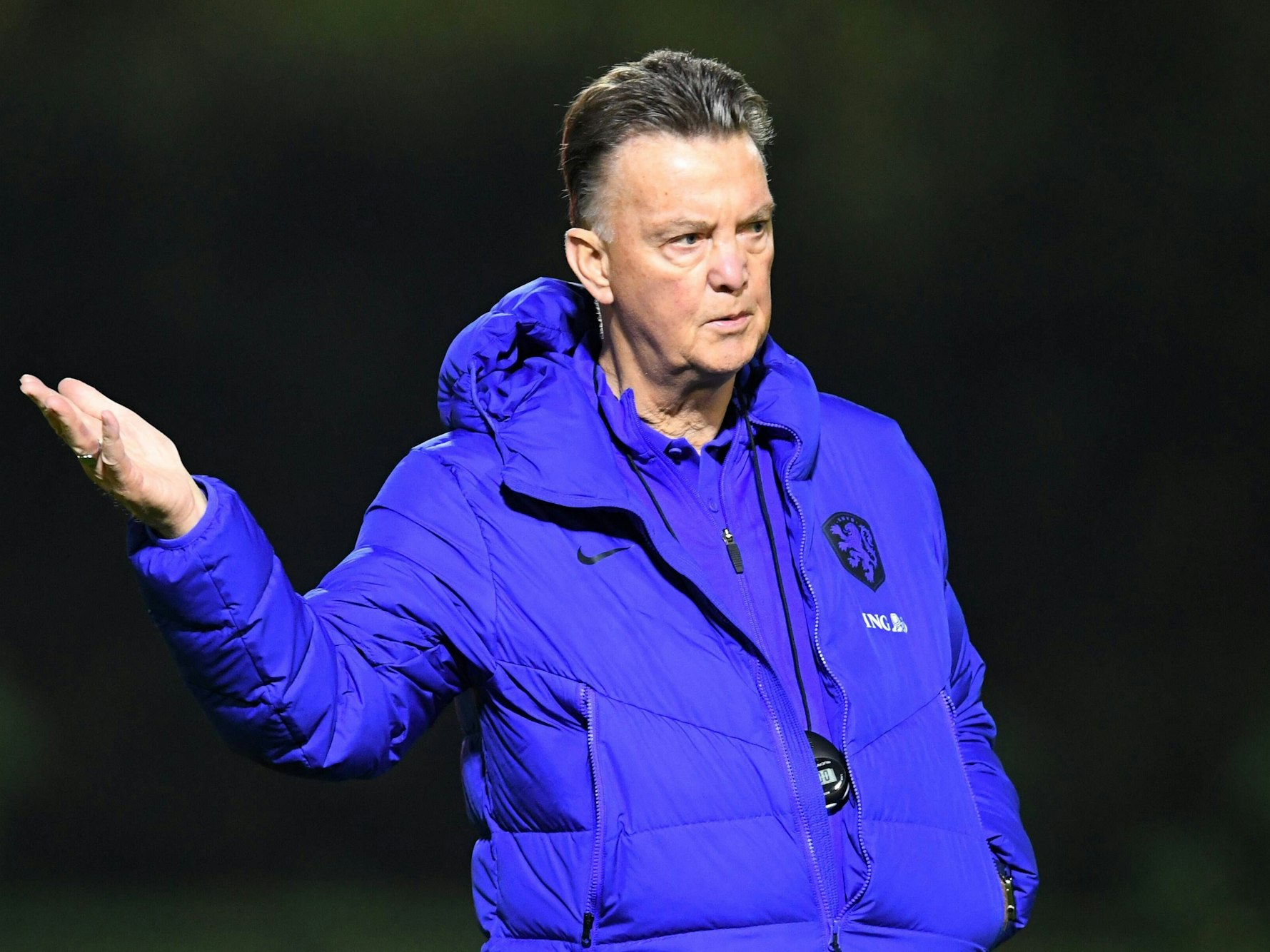 Louis van Gaal gestikuliert.