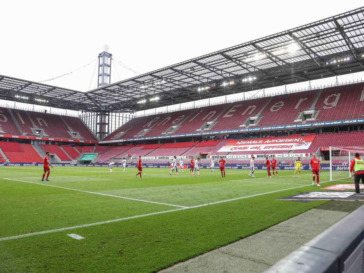 Schalke spielt in Köln vor leeren Rängen.