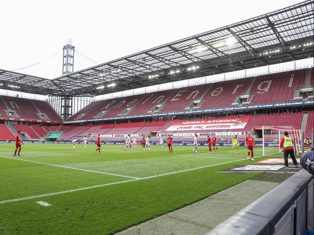 Schalke spielt in Köln vor leeren Rängen.