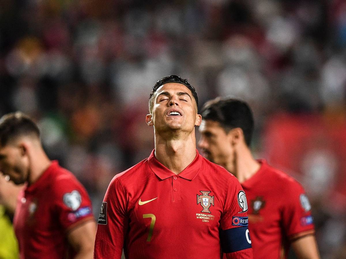 Portugals Cristiano Ronaldo schaut genervt in den Himmel.