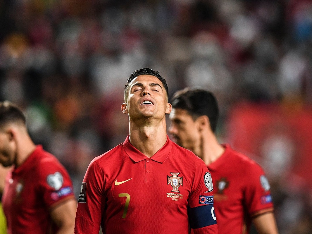 Portugals Cristiano Ronaldo schaut genervt in den Himmel.