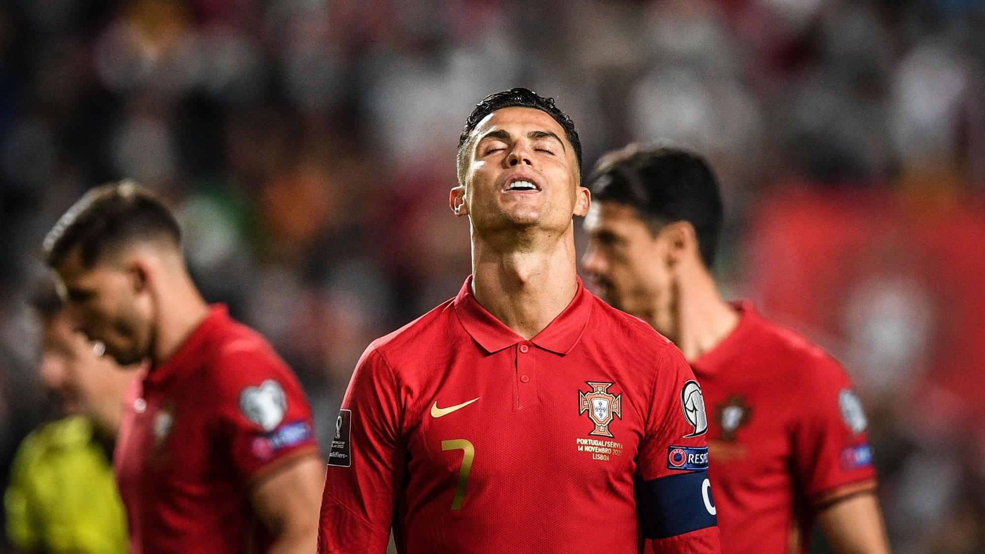 Portugals Cristiano Ronaldo schaut genervt in den Himmel.