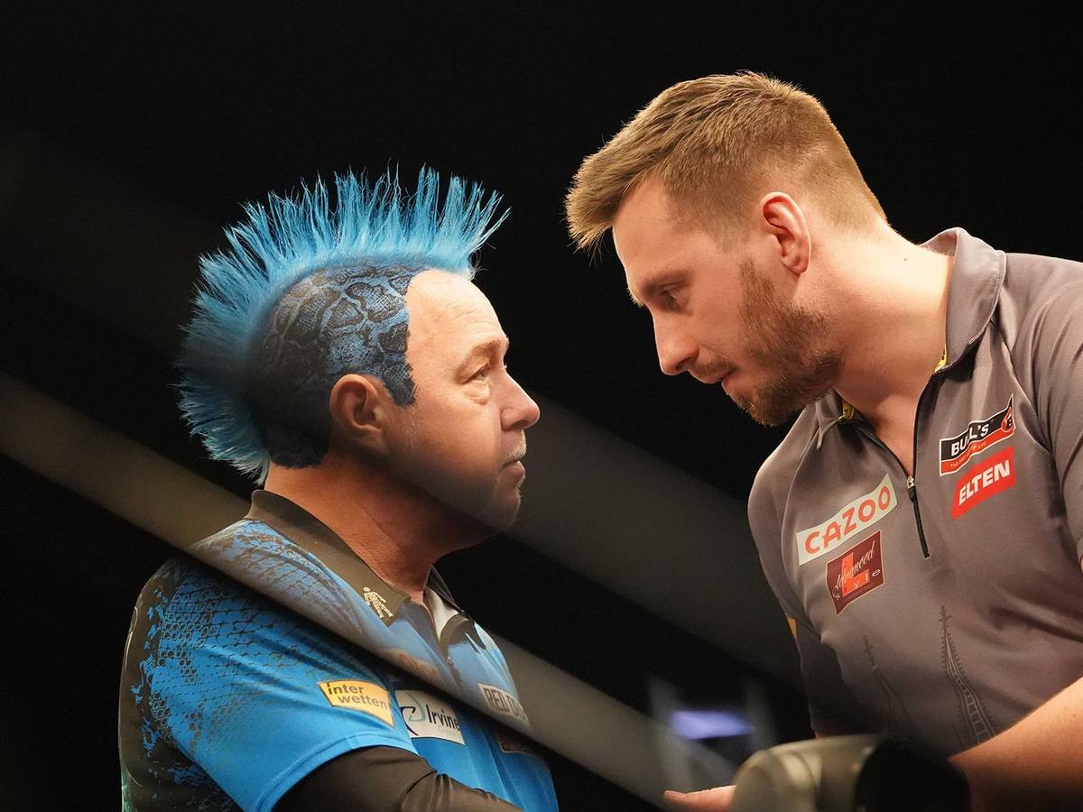 Florian Hempel schüttelt Peter Wright die Hand.