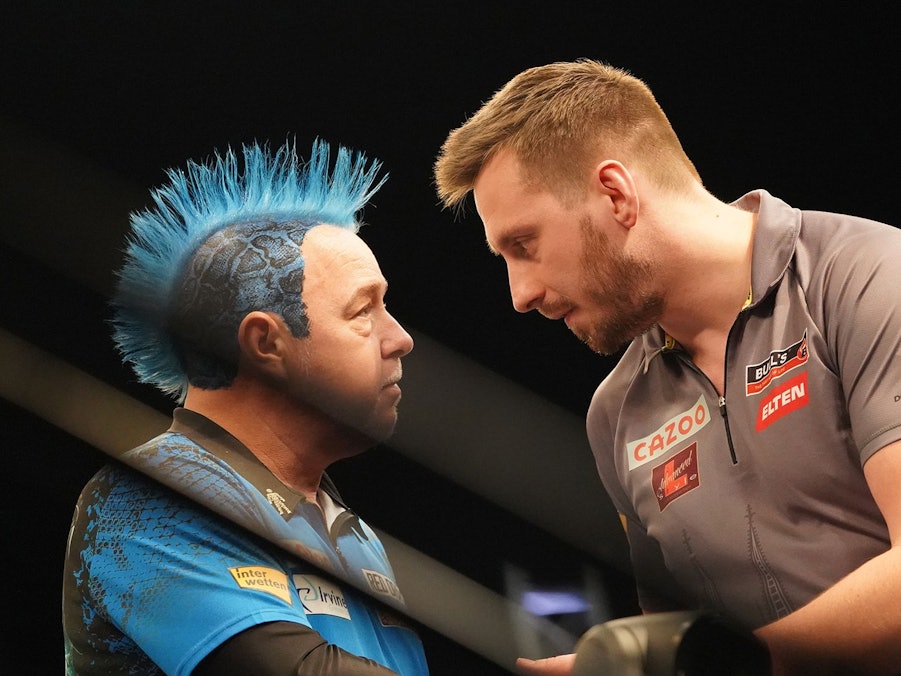 Florian Hempel schüttelt Peter Wright die Hand.