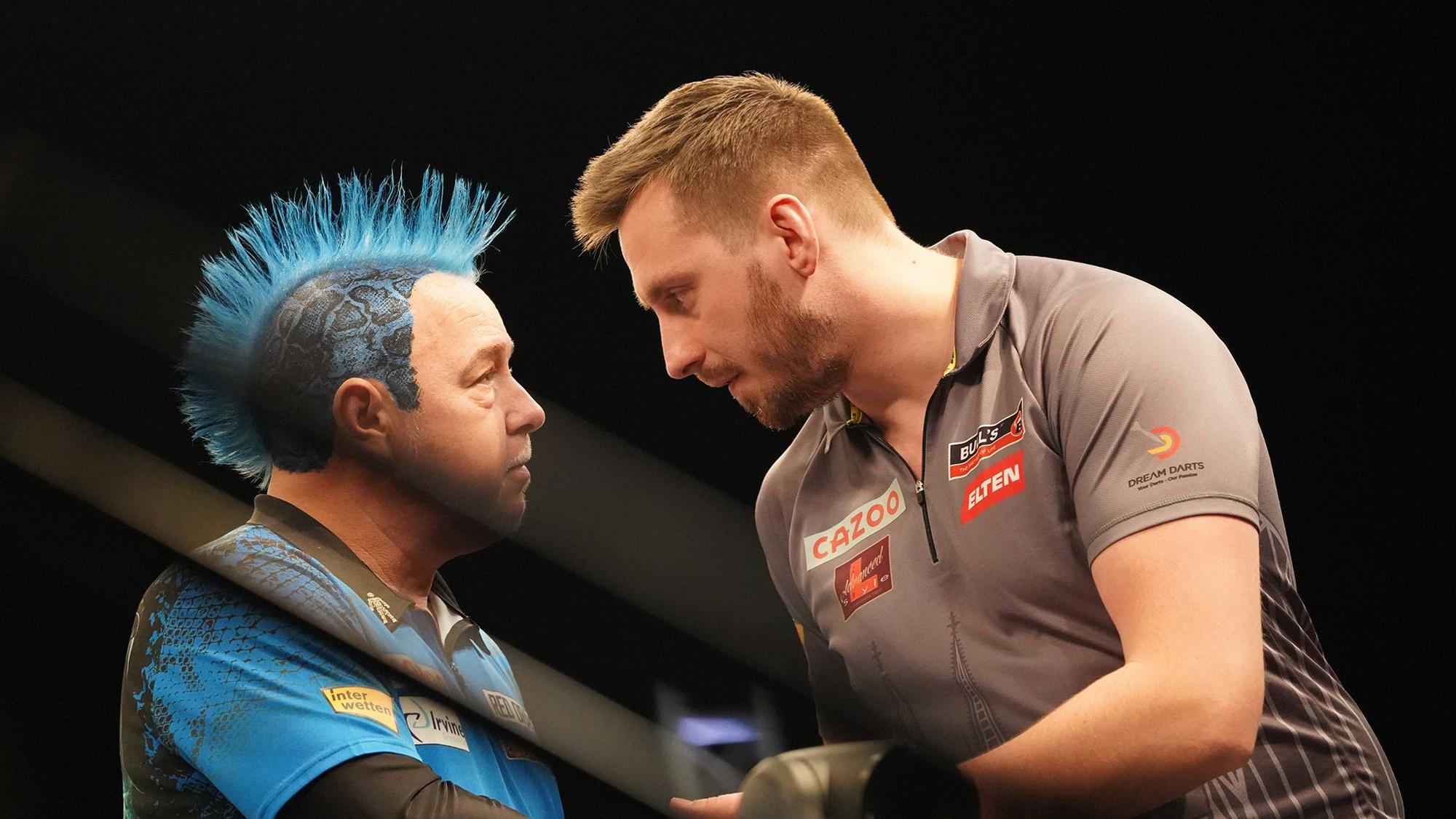 Florian Hempel schüttelt Peter Wright die Hand.