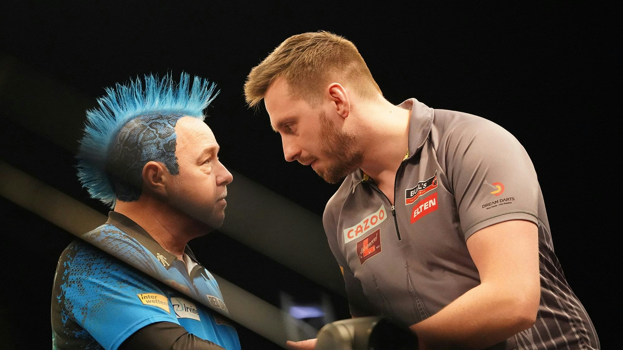 Florian Hempel schüttelt Peter Wright die Hand.