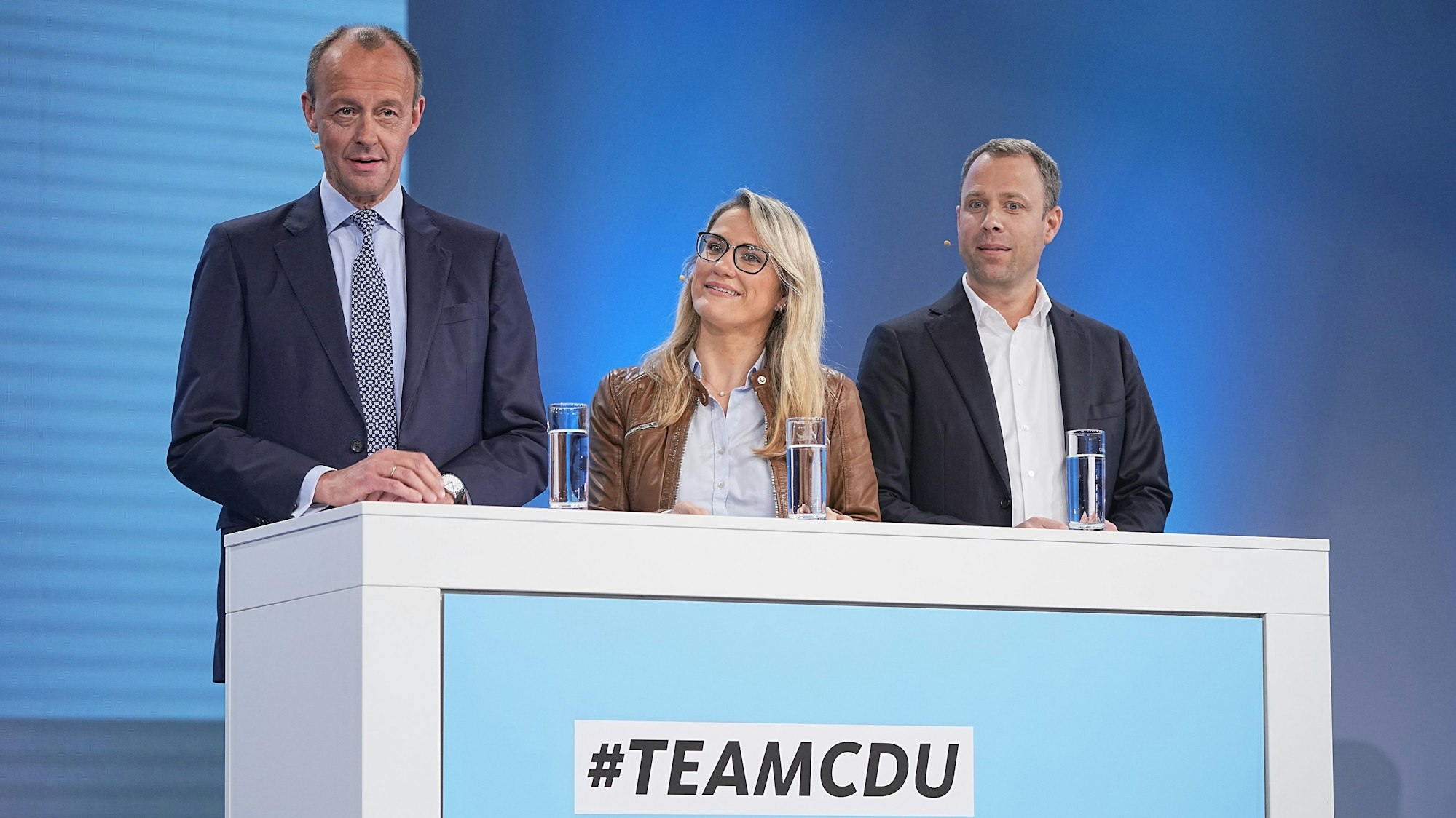 Friedrich Merz (l), früherer CDU/CSU-Fraktionsvorsitzender im Bundestag, steht bei einer Pressekonferenz mit Christina Stumpp (CDU), Bundestagsabgeordnete, und Mario Czaja (CDU), ehemaliger Berliner Senator für Gesundheit und Soziales, auf der Bühne.