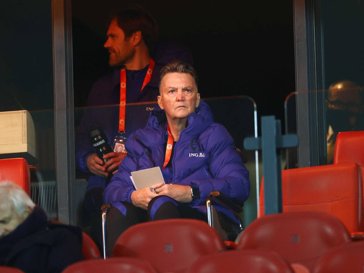 Der niederländische Trainer Louis van Gaal sitzt während des Spiels in einem Rollstuhl auf der Tribüne.
