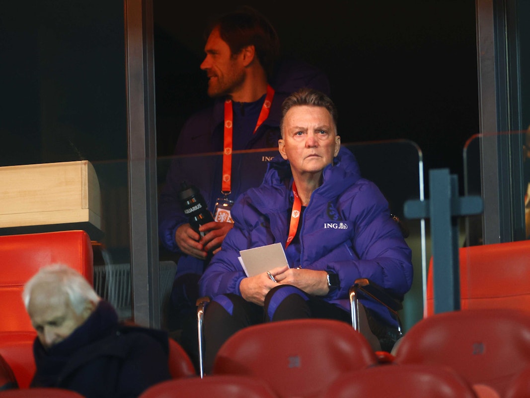 Der niederländische Trainer Louis van Gaal sitzt während des Spiels in einem Rollstuhl auf der Tribüne.