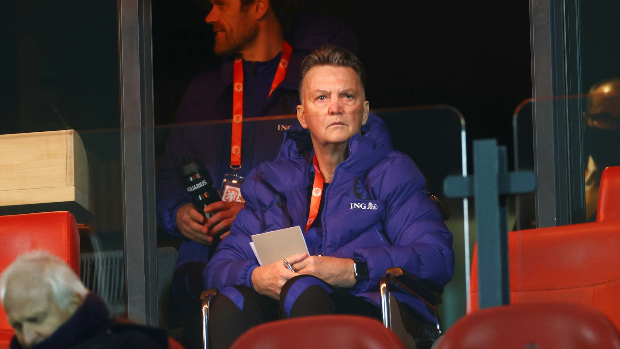 Der niederländische Trainer Louis van Gaal sitzt während des Spiels in einem Rollstuhl auf der Tribüne.