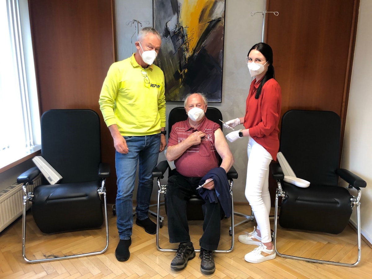 Dr. Wolfgang Auer, Arzt in der Steiermark, zusammen mit Dr. Kerstin Apoloner und einem Patienten: Die kleine Praxis ist aufgrund der Corona-Lage in Österreich am Limit. Nicht nur Ungeimpfte, auch Geimpfte tragen dazu bei, wie der Mediziner erklärt.