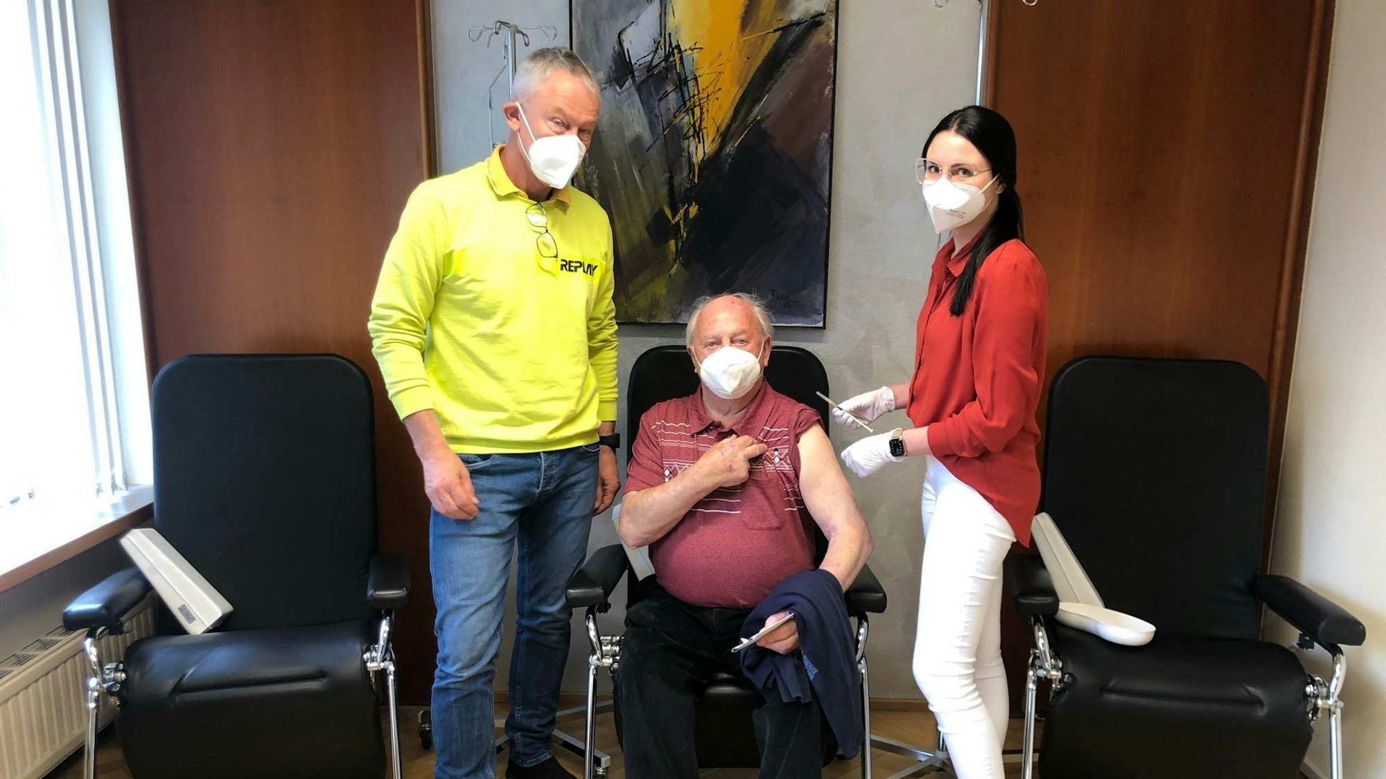 Dr. Wolfgang Auer, Arzt in der Steiermark, zusammen mit Dr. Kerstin Apoloner und einem Patienten: Die kleine Praxis ist aufgrund der Corona-Lage in Österreich am Limit. Nicht nur Ungeimpfte, auch Geimpfte tragen dazu bei, wie der Mediziner erklärt.