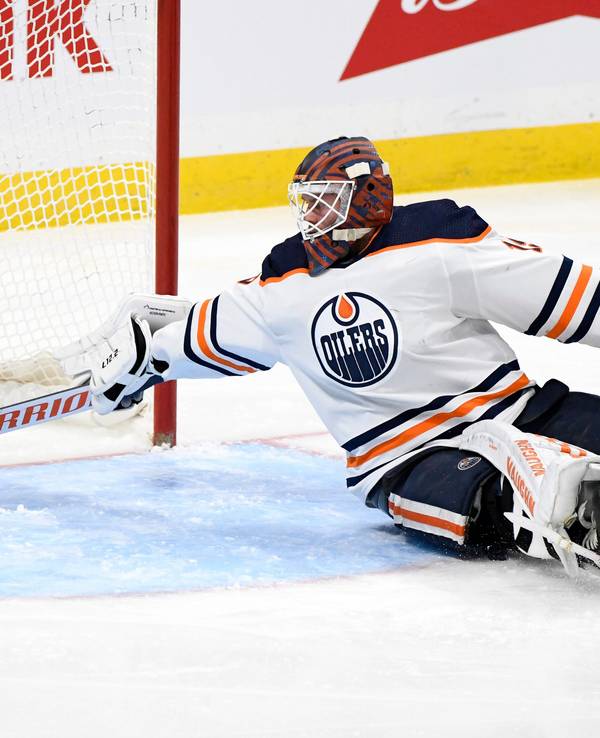 Oilers-Goalie Mikko Koskinen hat keine Chance gegen den Schuss von Winnipeg Jets' Adam Lowry.